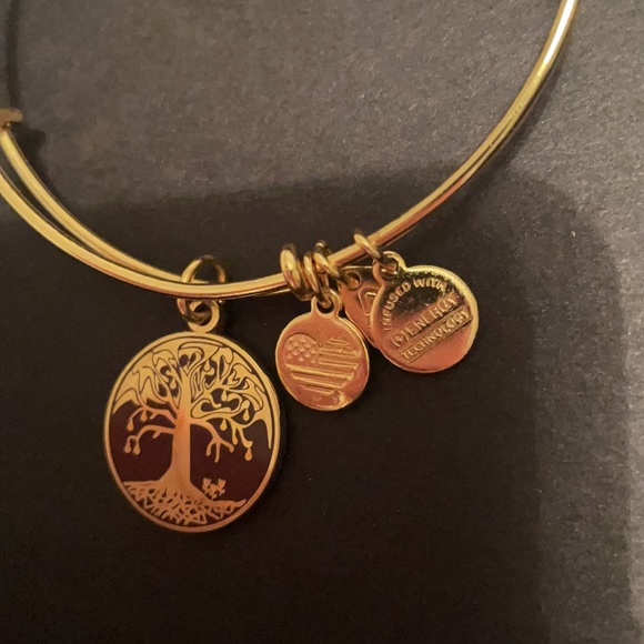 Shiny gold Tree of Life bracelet - Picture 3 of 5